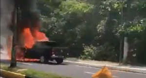 Carro pega fogo na Jacira ReisSusto nas ruas de Manaus
