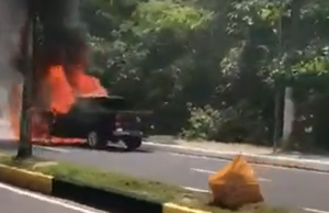 Carro pega fogo na Jacira ReisSusto nas ruas de Manaus