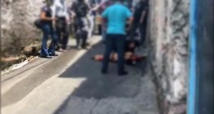 Desesperada, mãe chora sobre corpo do filho assaltante: “Você não precisava disso, meu amor” Eliabe estava com um grupo assaltando uma padaria no Japiim e foi morto por um 'cliente justiceiro'