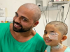 Médico deixa criança raspar cabelo dele após retirada de tumor na cabeça
