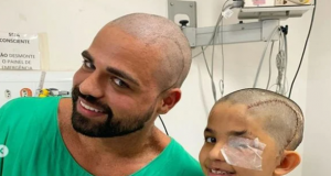 Médico deixa criança raspar cabelo dele após retirada de tumor na cabeçaEmpatia