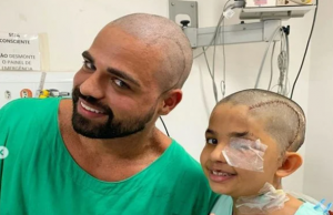 Médico deixa criança raspar cabelo dele após retirada de tumor na cabeçaEmpatia