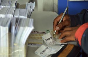 Mega-Sena acumula e vai a R$ 12 milhõesFortuna sem dono