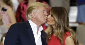 Trump deixa hospital e volta para os braços de MelaniaNa Casa Branca