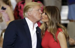 Trump deixa hospital e volta para os braços de MelaniaNa Casa Branca