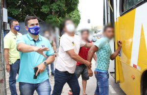 Candidato Alberto Neto saca arma e rende ladrão de ônibus no CoroadoCena de cinema