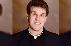 Padre é flagrado fazendo e filmando suruba com mulheres no altarPilantra