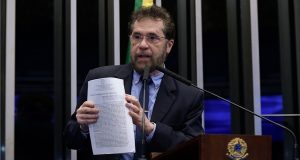 Plínio Valério chama de “absurda” decisão de afastar senador do dinheiro nas nádegasNão gostou