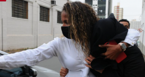 Polícia indicia esposa que levou marido morto ao banco para prova de vidaSafadeza