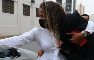 Polícia indicia esposa que levou marido morto ao banco para prova de vidaSafadeza