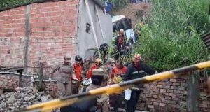 Ônibus perde controle e invade casa; adolescente é salvo após resgateCenas de filme