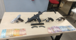 Polícia prende homens com submetralhadora israelense “UZI” em ManausDá pra fazer um bom estrago