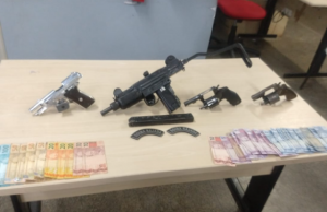 Polícia prende homens com submetralhadora israelense “UZI” em ManausDá pra fazer um bom estrago