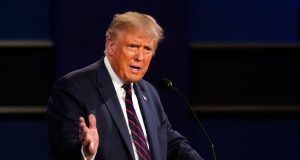 Com Covid-19, e após sentir febre Donald Trump é levado para hospital por precaução