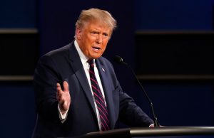 Com Covid-19, e após sentir febre Donald Trump é levado para hospital por precaução