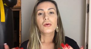 Andressa Urach pinta unhas, faz bronze e chama evangélicos de “piores demônios”