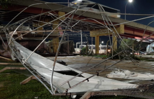 100 venezuelanos moram no abrigo destruído pela chuva em ManausRecontrução