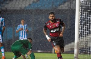 No sufoco, Flamengo empata com Racing, no El CilindroNo jogo da volta, Rubro-Negro poderá empatar em zero a zero que está classificado