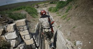 Armênia, Azerbaijão e Rússia assinam acordo para encerrar conflitoAcordo foi anunciado pelo primeiro-ministro armênio, Nikol Pashinyan