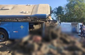 Sobe para 37 o nº de mortos no acidente entre caminhão e ônibus em rodoviaNa hora do resgate, os corpos estavam sendo empilhados