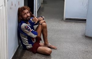 Muito tranquilo, ladrão de residência é preso após trocar objetos roubados na ‘bocada’O criminoso ficou rindo para as câmeras da imprensa na hora da apresentação no 6º DIP