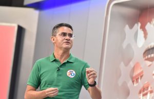 David ameaça marqueteiro de Amazonino: “Vagabundo! Tu vai pegar porrada de mim”Esquentou o clima