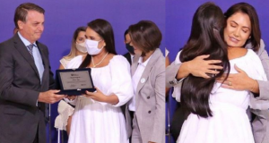 Primeira-dama do Amazonas é premiada por Jair e Michelle BolsonaroPolítica em Brasília