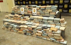 Polícia apreende 300 kg de maconha avaliada em quase R$ 1 milhão, na Cidade NovaO material estava escondido no banheiro de uma casa, que teria sido abandonada antes da chegada dos investigadores