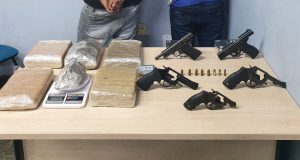 Em estacionamento de supermercado, dupla é presa com arsenal e drogasUma denúncia de tráfico de armas levou a polícia até os suspeitos