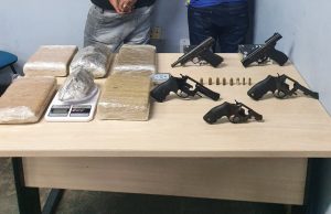 Em estacionamento de supermercado, dupla é presa com arsenal e drogasUma denúncia de tráfico de armas levou a polícia até os suspeitos