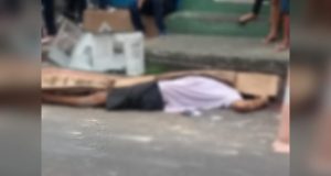 Na Compensa, homem é morto à luz do dia e idoso catador de latinhas fica feridoO caso deve ser investigado pela Polícia