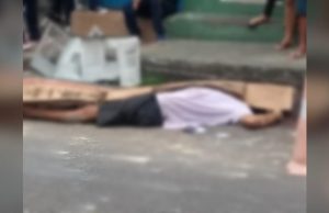 Na Compensa, homem é morto à luz do dia e idoso catador de latinhas fica feridoO caso deve ser investigado pela Polícia