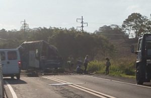 Acidente entre caminhão e ônibus deixa 22 mortos no interior paulistao ônibus transportava funcionários de uma empresa têxtil da região