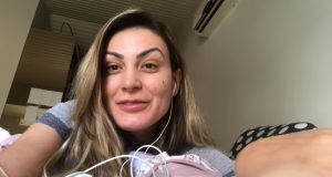 Fora da igreja, Andressa Urach mostra coleção de calcinhas para seguidores