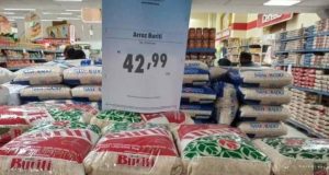 Arroz e óleo arrancam o couro do consumidor: por quê?