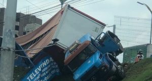 Carreta tomba sobre muro do Assaí Atacadista na Efigênio SalesPerigo no trânsito