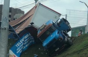 Carreta tomba sobre muro do Assaí Atacadista na Efigênio SalesPerigo no trânsito