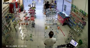 Vídeo registra momento que atendente de farmácia é baleada enquanto trabalhavaO caso aconteceu no último sábado (7) na Zona Leste de Manaus