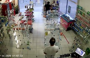 Vídeo registra momento que atendente de farmácia é baleada enquanto trabalhavaO caso aconteceu no último sábado (7) na Zona Leste de Manaus