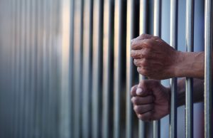 Polícia prende ‘Pulguinha’ e ‘Negueba’ dupla que liderava furtos em residências em Novo Airão A dupla estava atuando há cerca de dois meses na cidade