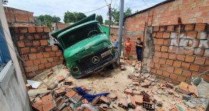 Caminhão desgovernado invade casa e arremessa moto em igarapé do Tarumã