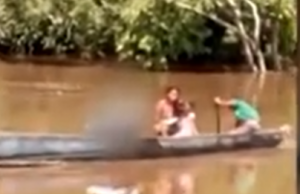 VÍDEO: Pai cruza igarapé com filho morto na canoa para chegar ao IMLQue tristeza