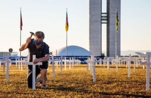 Com mais 921 mortes, Brasil conta 165.658 vidas perdidas para a CovidLamentável