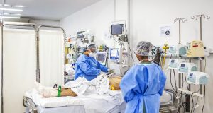 Brasil registra mais de 10 mil casos de Covid em 24hPandemia acelera