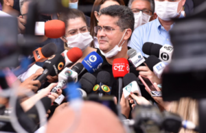 David Almeida vota e canta Raul SeixasEleições 2020