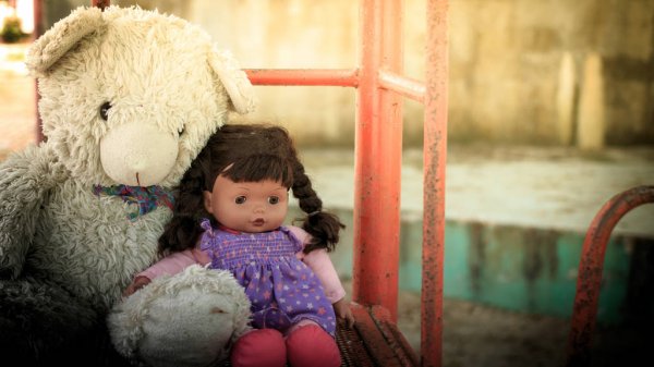 depositphotos_154822898-stock-photo-doll-sad-with-teddy-bear