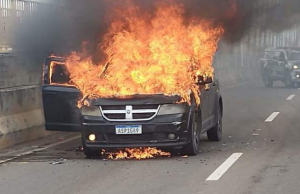 Dodge Jorney pega fogo e tem perda total na Ponte Rio NegroPrejuízo grande