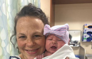 Após ter 14 meninos em 28 anos, americana dá à luz a uma meninaMilagre