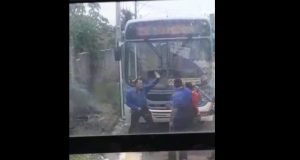Comerciante briga com motorista de ônibus em parada improvisada; veja o vídeoO ônibus estava atrapalhando a saída de um caminhão do estabelecimento comercial