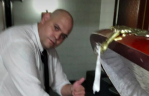 Funcionário de funerária tira foto com corpo de Maradona no caixãoSem respeito